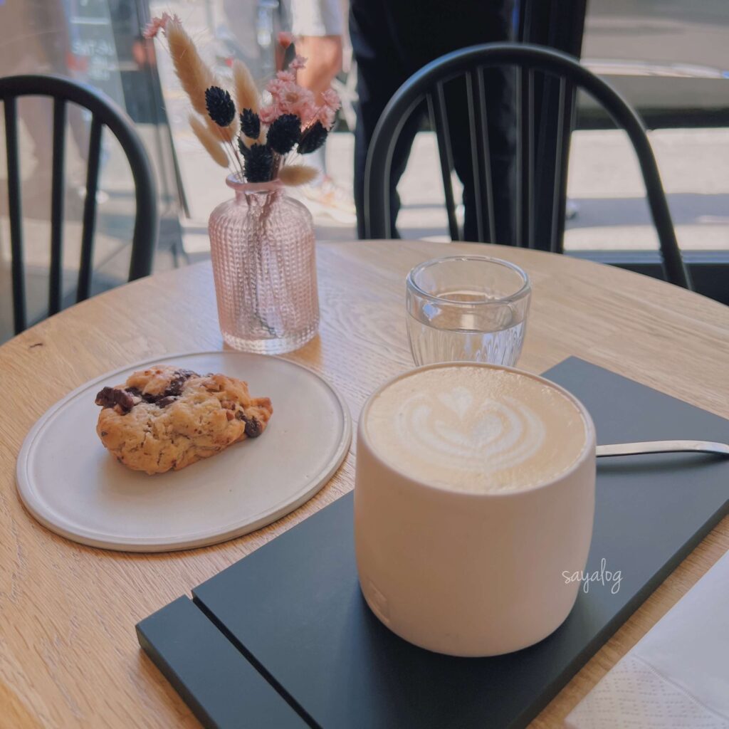 パリのオススメカフェ、Café Caractèreで注文したコーヒーとクッキー