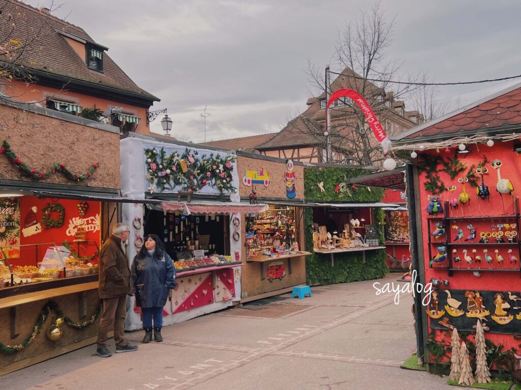 コルマールのプティットヴニーズ(Petite Venise)近くで行われているクリスマスマーケット